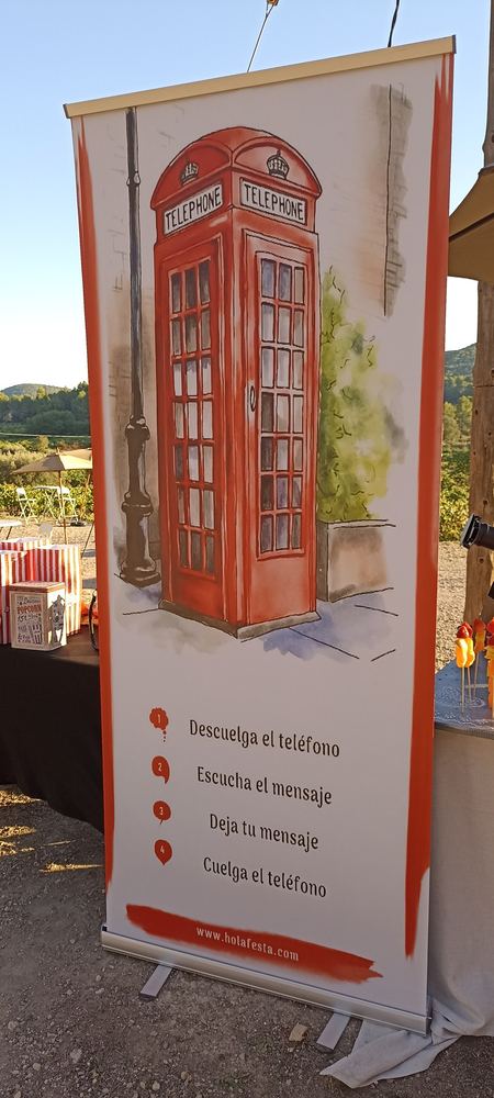 Rollup con las instrucciones del audio libro de firmas para los invitados