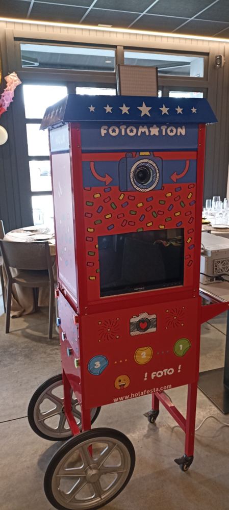 Cabina de fotomatón con pantalla táctil montada en un evento