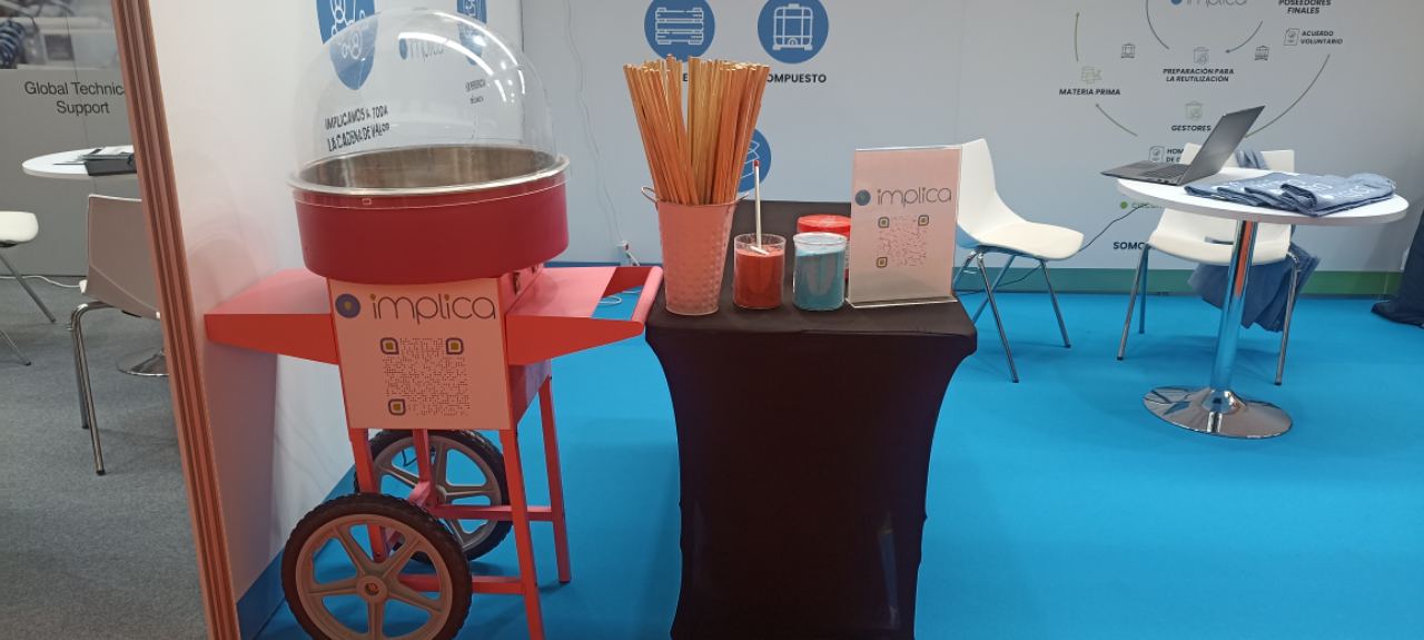 Carrito de algodón de azúcar personalizado de Hola Festa en un stand de feria en Barcelona, Girona, Tarragona y Lleida