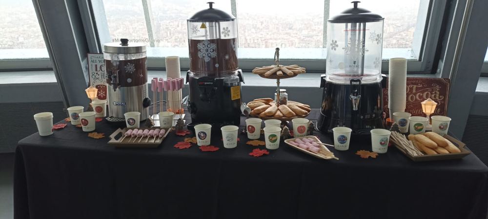 Xocolata calenta servida amb melindros i núvols en un esdeveniment