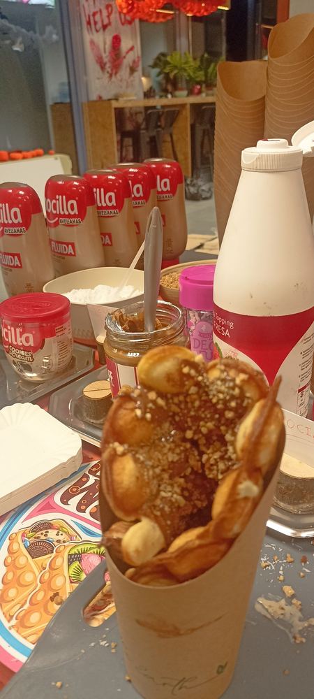 Servicio de crepes y bubble waffle de Hola Festa en una fiesta