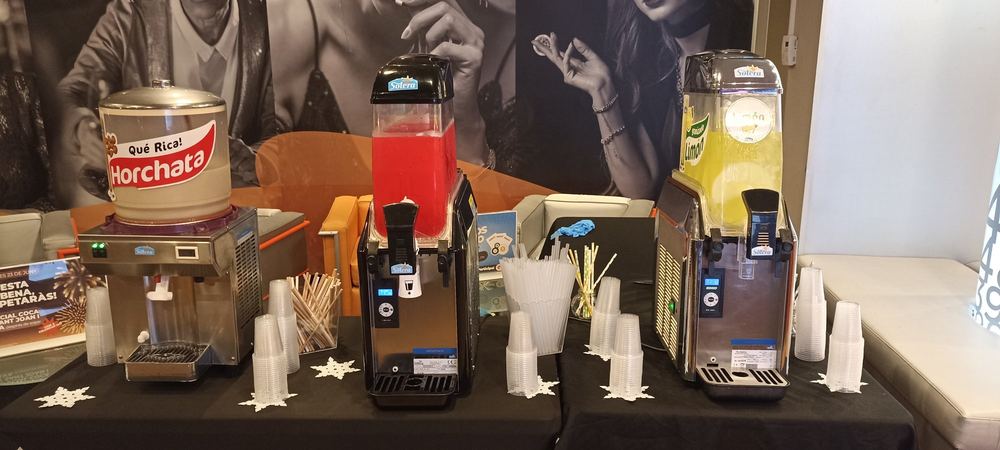 Granizado de fresa servido en vaso para los invitados